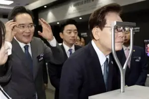 thumbnail - ‘AR 글래스’ 체험하는 이재명 대통령