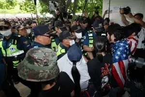 thumbnail - 국조특위 잠실개표소 진입 막는 시위대