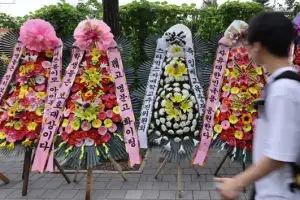 thumbnail - 배재고 앞 근조·응원 화환