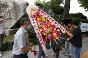 thumbnail - 수거되는 배재고 앞 화환