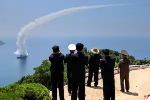thumbnail - 김정은, 구축함 ‘강건호’ 무기시험 참관