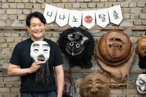 thumbnail - “무대서 만난 깨달음… 탈에 메탈을 얹어 해탈을 빚습니다”