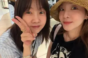 thumbnail - 42세 산다라박, 친구와 투샷인 줄 알았더니…옆에는 55세 ‘초동안’ 연예인