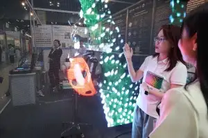 thumbnail - ‘국제광융합엑스포’에 등장한 투명 LED 디스플레이