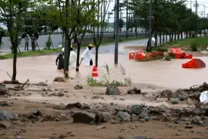 thumbnail - 흙더미와 물바다가 된 도로