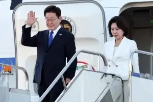 thumbnail - 몽골 도착한 이재명 대통령 부부