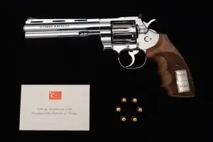 thumbnail - 李대통령, 튀르키예 대통령에게 권총 선물 받아…靑 “대통령기록관으로 이관”