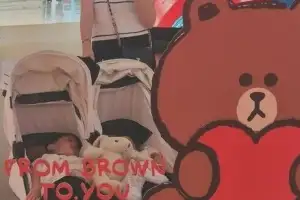 thumbnail - “쌍둥이 데리고 비행기 탔는데 승객들이…” 울컥한 女배우 사연