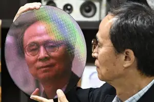 thumbnail - “앞으로 5년 골든타임… 시스템반도체로 다변화해야”