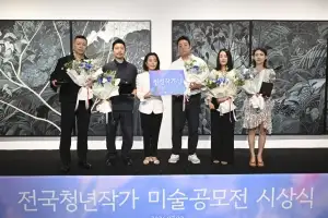 thumbnail - “AI 기술 속에서도 새로운 조각의 모습 고민”… “깊이 있는 재료 통해 몰입도 높은 현장감 전달”