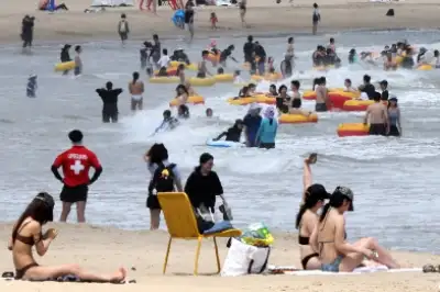 thumbnail - 물놀이로 더위 잊는 피서객들