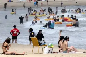 thumbnail - 물놀이로 더위 잊는 피서객들