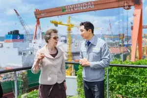 thumbnail - 英 왕실·HD현대 50년 인연… 울산조선소 방문한 앤 공주