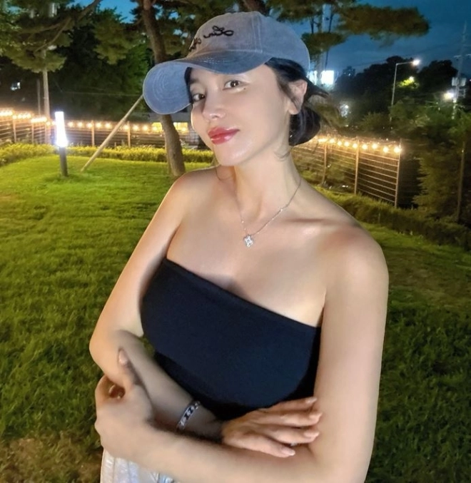 홍진영, ‘튜브톱에 볼캡’…확 바뀐 분위기