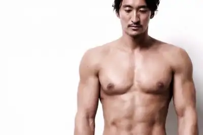 thumbnail - “57세 몸 맞아?” 신현준, 상의 벗자 ‘반응 폭발’…선명한 근육 자랑