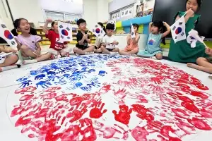 thumbnail - 제헌절 78주년… 고사리손 태극기