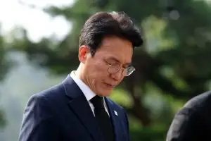 thumbnail - 묵념하는 김민석 전 국무총리