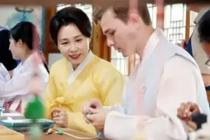 thumbnail - 김혜경 여사, 노리개 제작 체험