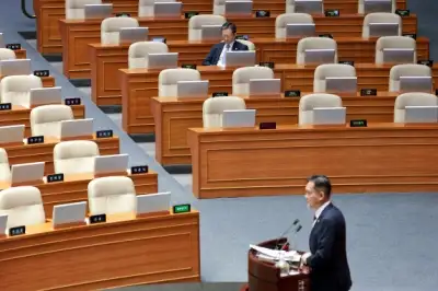 thumbnail - ‘본회의장 자리 지키는’ 정성호 법무장관