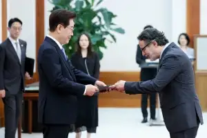 thumbnail - 李대통령, 브라질 등 8개국 주한 대사 신임장 접수