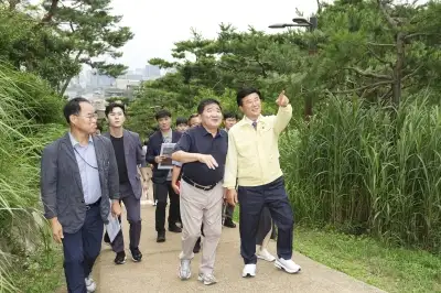 thumbnail - 수성동계곡 찾은 종로구청장… 현장에서 변화 이끈다[현장 행정]