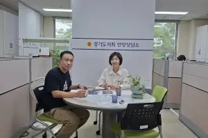 thumbnail - 윤도희 경기도의원 “안양동초 통학로 LED 바닥신호등 설치 및 보도블록 평탄화 방안 논의”