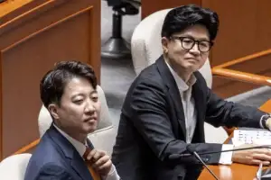 thumbnail - 국회 예결위서 마주한 이준석-한동훈