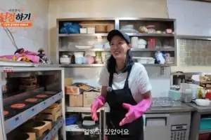 thumbnail - “모아둔 돈 바닥”…이선정, 식당 주방서 포착 “국수 삶고 설거지”