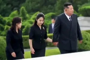 thumbnail - ‘손잡은’ 김정은·주애, 참전열사묘 참배
