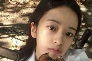 thumbnail - 안유진, 뉴욕 밝히는 청순 모닝빵 먹방