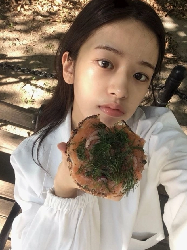 아이브 안유진, 뉴욕 밝히는 청순 모닝빵 먹방