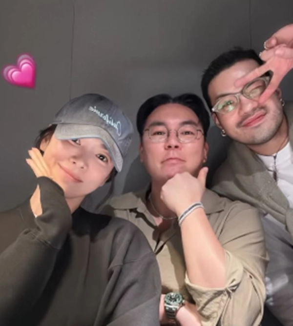 남자들과 ‘♥하트’ 이모티콘까지…송혜교, 달달한 근황 전해졌다