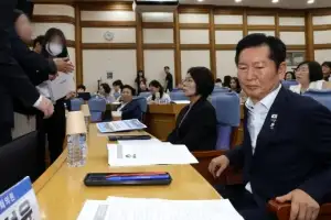thumbnail - ‘항의받는’ 정청래…보완수사권 폐지 운명의 날