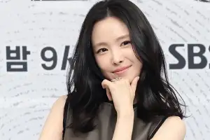 thumbnail - 윤보미 결혼식 불참한 손나은, “그때…” 불화설 입 열었다