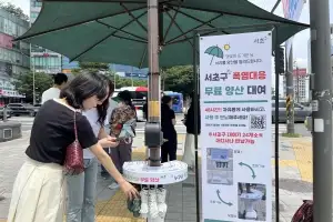 thumbnail - 시원 생수와 무료 양산·그늘막…서초는 폭염 때 주민 위해 다 드려요