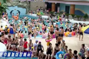 thumbnail - 평양 문수물놀이장, 피서객으로 ‘북적’