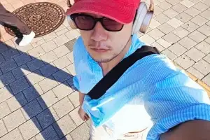 손석구, 직장인들 틈에 자연스럽게…“출근은 도보가 제맛”