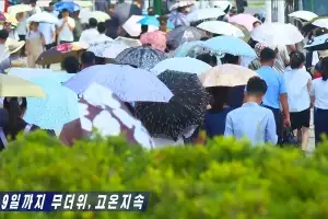 thumbnail - 무더위에 양산 쓴 평양 시민들