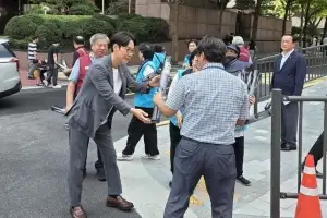 thumbnail - 윤수혁 서울시의원, 제81주년 광복절 맞아 소공동서 태극기 나눔 행사 동참