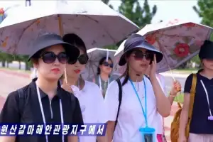 thumbnail - 해수욕과 오락 즐기는 북한 주민들