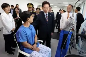 thumbnail - 이재명 대통령, 치료중인 소방관 격려