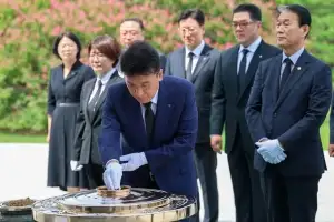 thumbnail - 함영주 하나금융 회장, 보훈장관과 현충원 참배