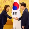 thumbnail - 악수하는 이재명 대통령과 미셸 스틸 주한미국대사