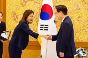 thumbnail - 악수하는 이 대통령과 주한미국대사