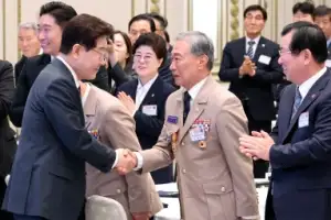 thumbnail - 이 대통령, 국가유공자·보훈가족 초청 오찬