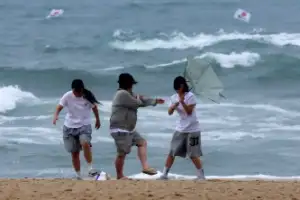 thumbnail - ‘감당불가 비바람’ 경포바다 여전히 수영금지