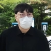thumbnail - 뇌출혈로 쓰러졌던 개그맨 이진호, 목발 짚고 법정 출석… “범죄 반복 않겠다” 최후진술