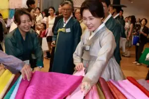 thumbnail - ‘한복박람회’ 원단 살펴보는 김혜경 여사