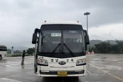 thumbnail - “고속버스서 용변 실수한 승객”…직접 씻기고 새 바지 입힌 기사