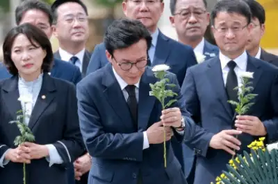 thumbnail - 김민석 대표, 노 전 대통령 묘역 참배